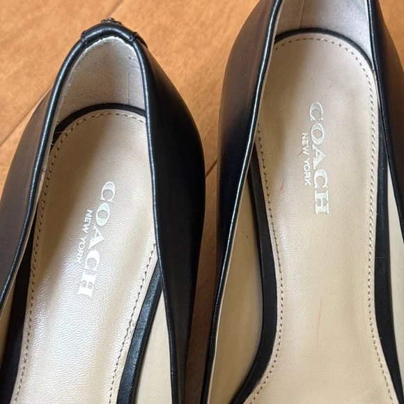Coach Black Leather Women's Shoes in 7.5 - Picture 5 of 5